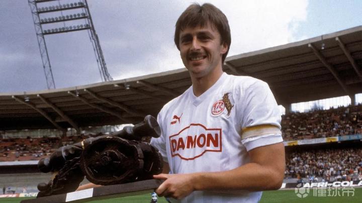 盖德穆勒是德甲史上最多产的前锋他在拜仁慕尼黑