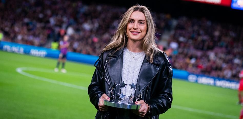 荣耀时刻,巴萨女足队长亚历克西娅领取女足欧冠最佳球员奖