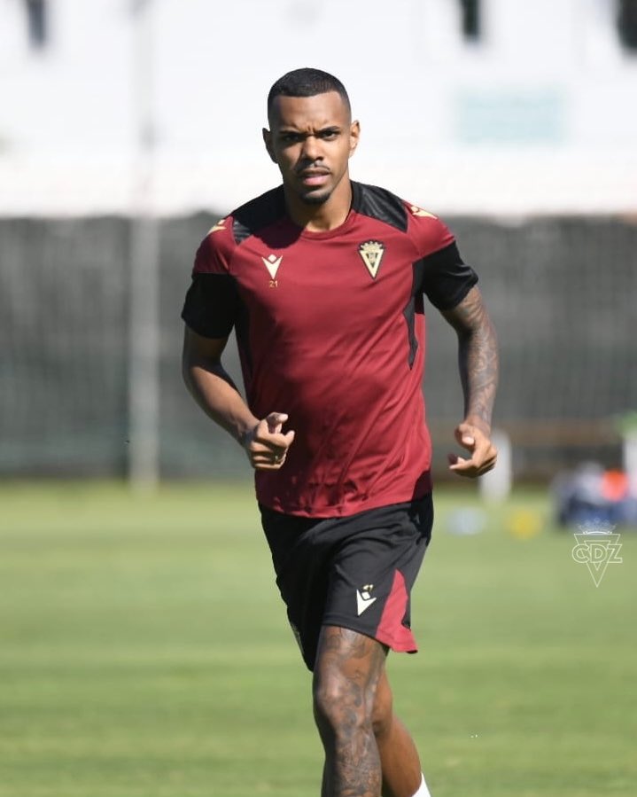 新援卢卡斯·皮雷斯已经在马贝拉足球中心和球队汇合