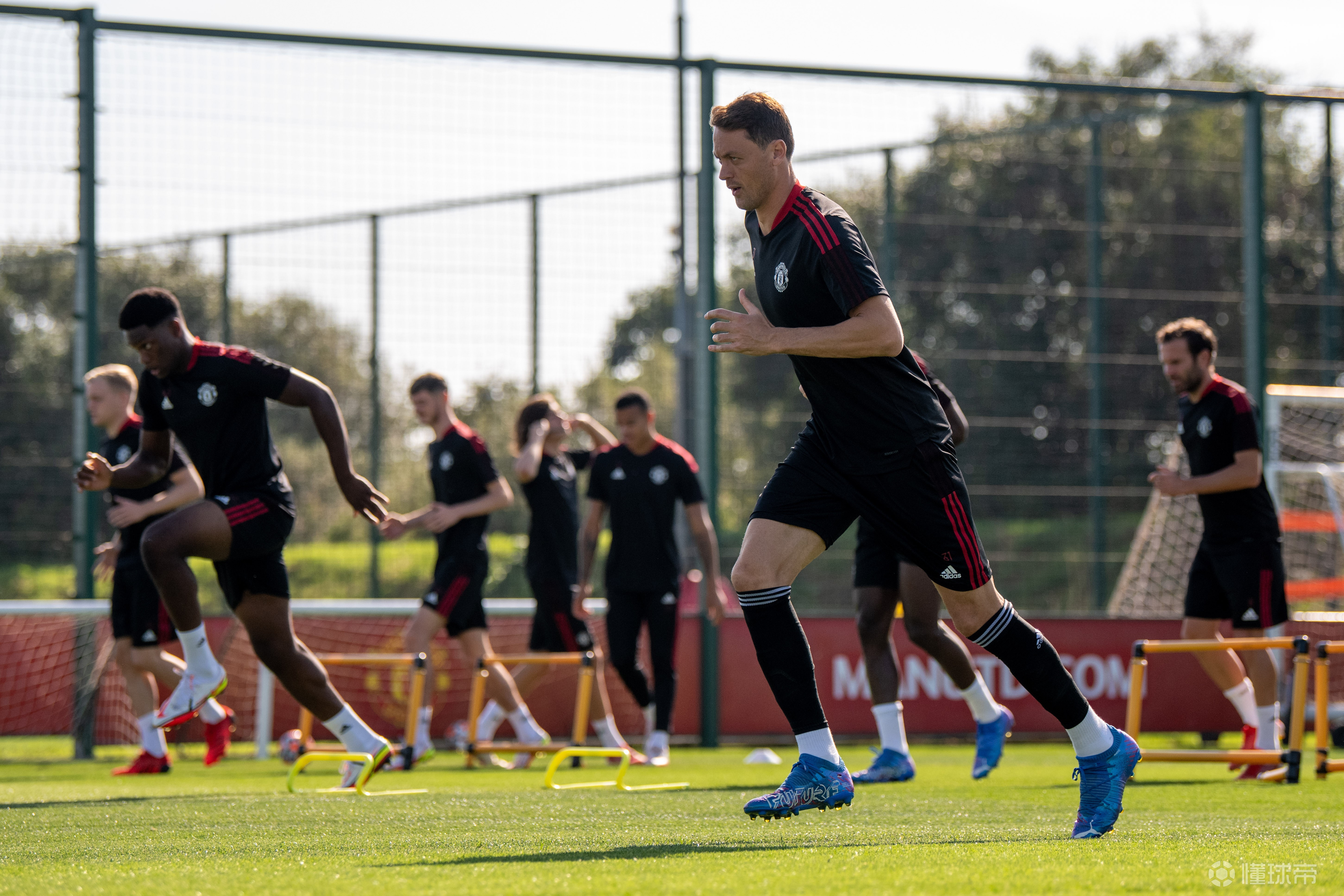 备战周末英超曼联官方晒球队训练照