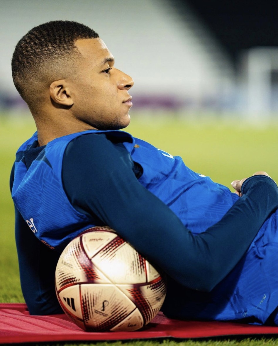 决赛前放轻松姆巴佩晒自己躺在足球上的训练照