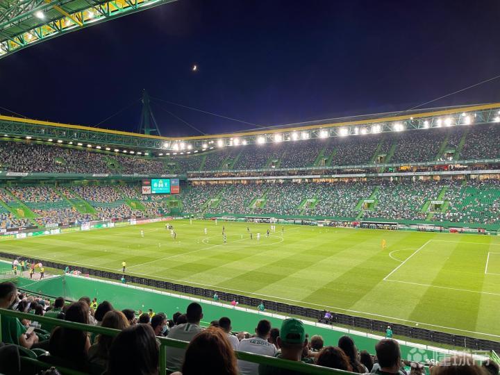 现场观战葡体比赛,沈梦露晒随队展示女足葡超杯冠军奖杯照片