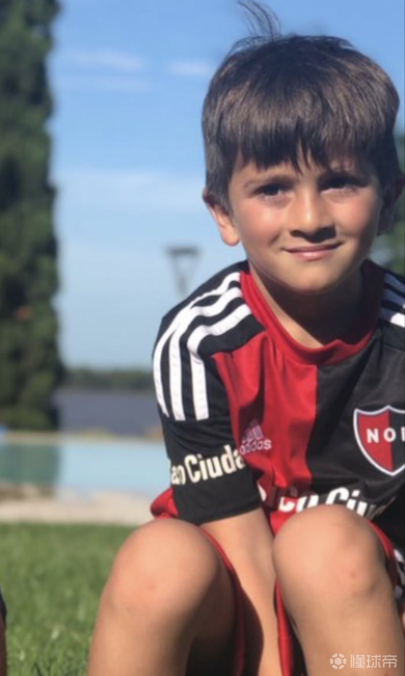 纽维尔老男孩晒梅西和蒂亚戈的会员证,后者18岁后将有投票权