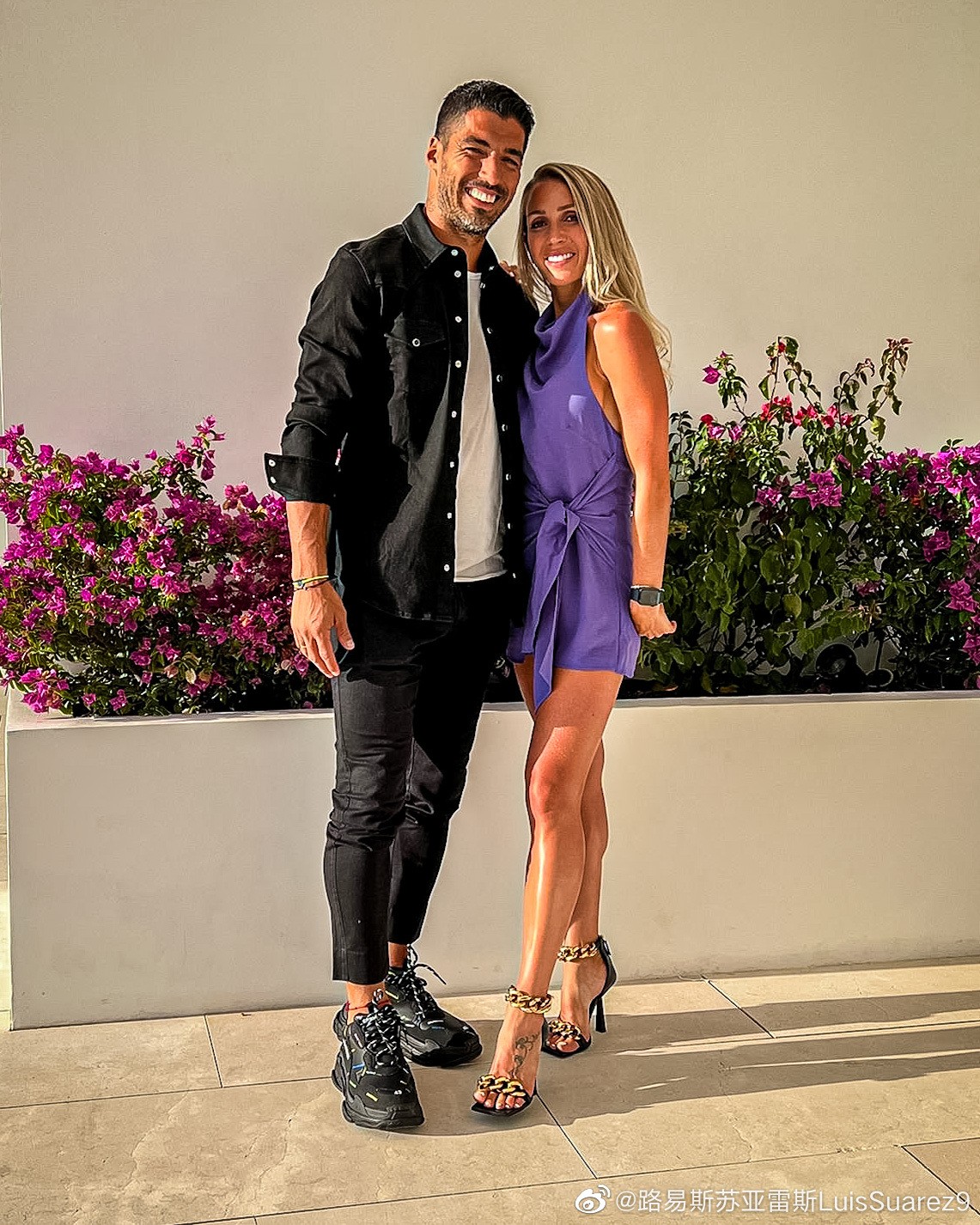 苏亚雷斯更新微博晒过七夕照片,与索菲亚恩爱合影