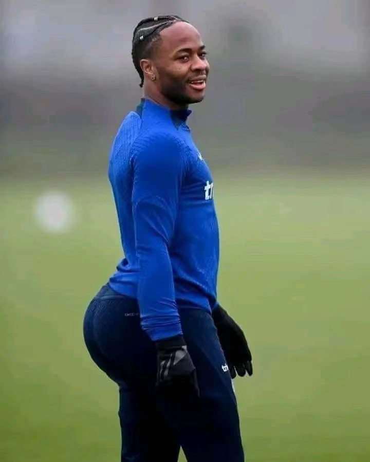 不得不说,斯特林这个腰臀比真的是棒棒的