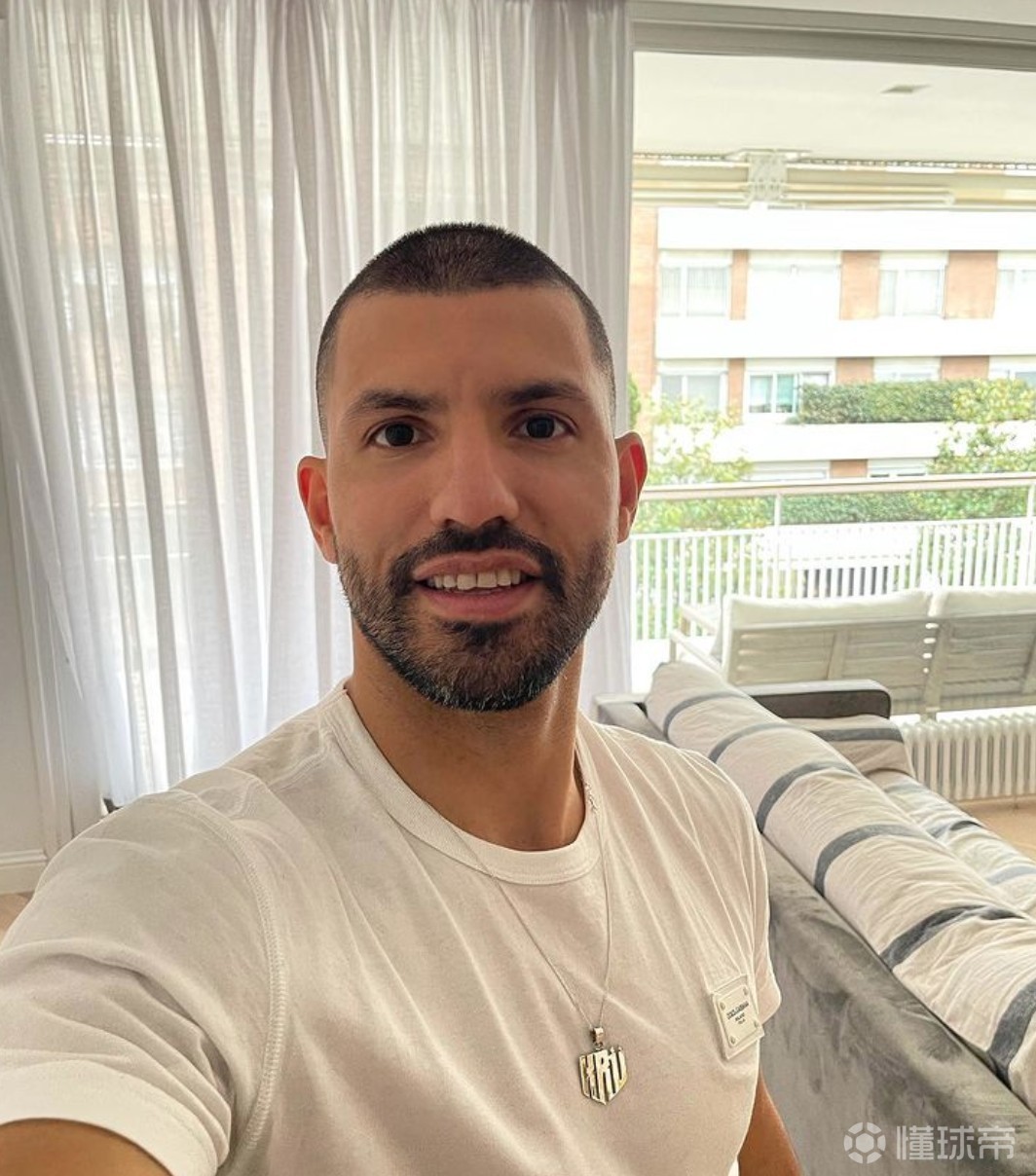 依然帅气阿圭罗晒新发型自拍