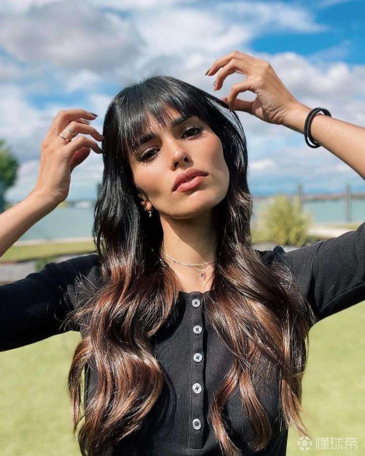 伊斯科女友萨拉据悉在西班牙萨拉是有名的艺人