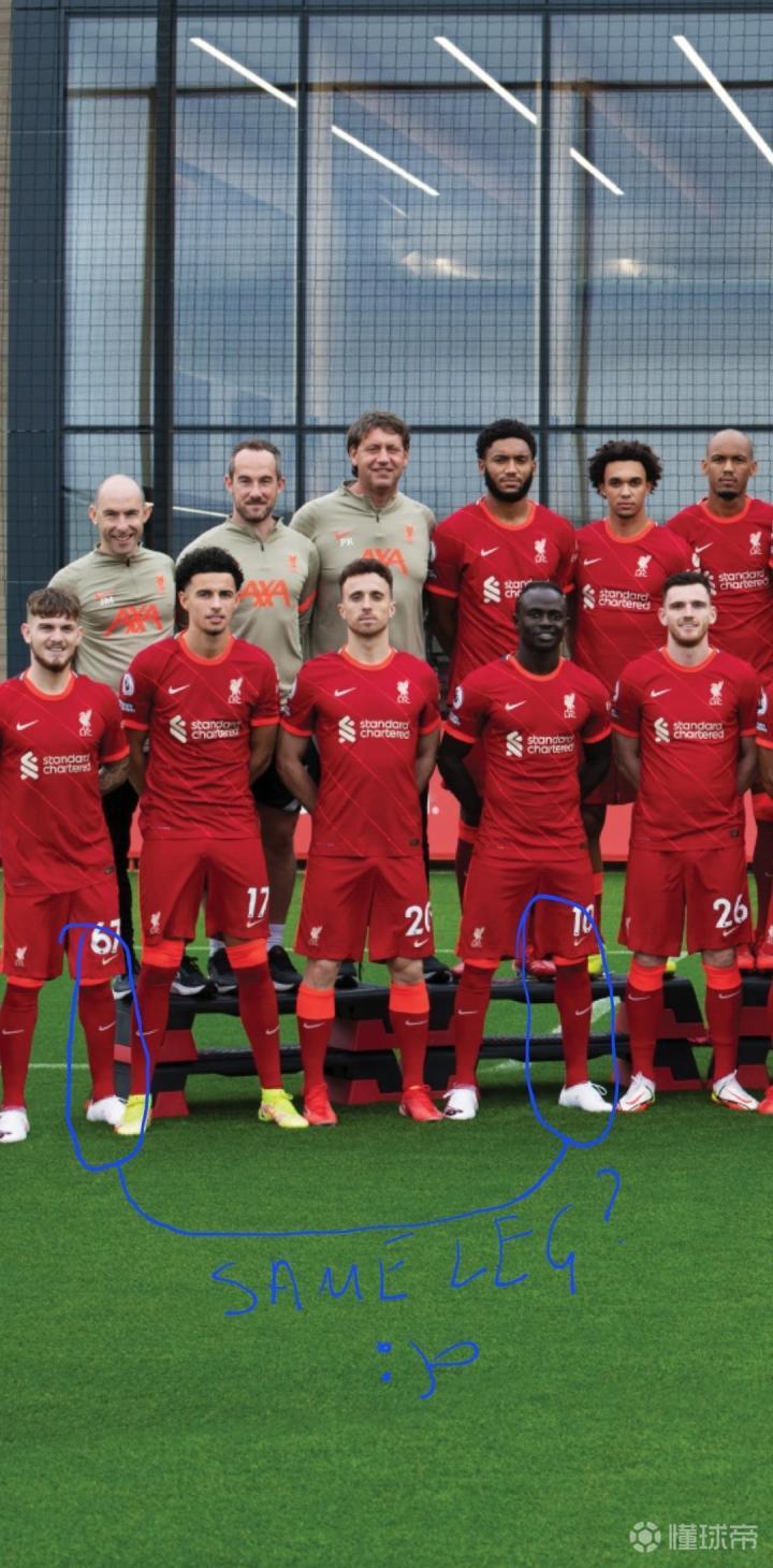 利物浦全队昨日拍摄了2122赛季的全家福
