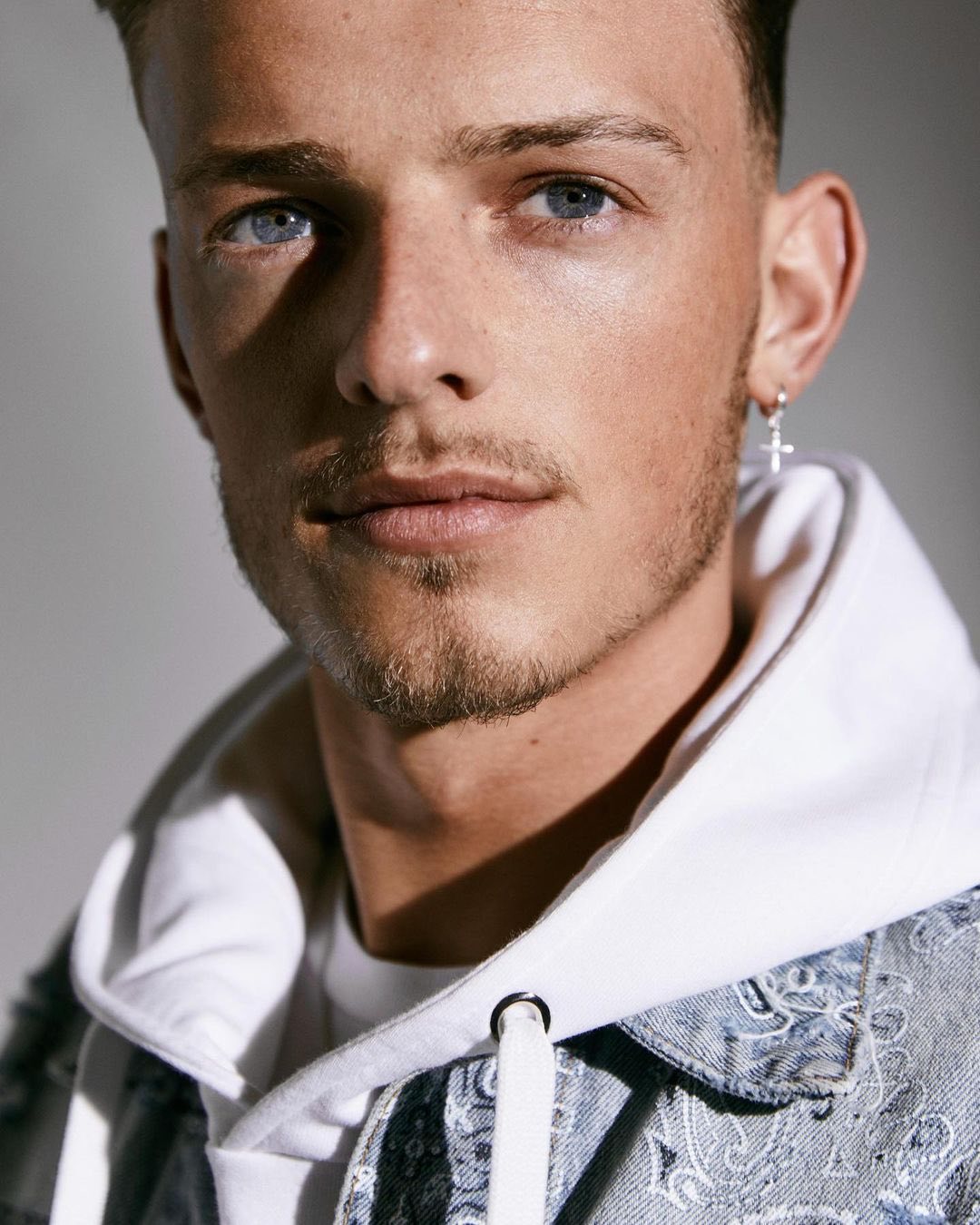 来看看阿森纳中卫本-怀特为体育时尚杂志《gaff...