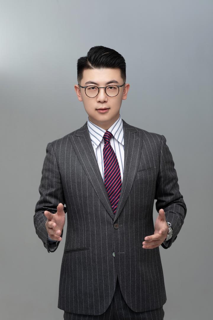 于鑫淼,著名足球解说员,曾担世界杯,欧洲杯等国际大型足球赛事的解说