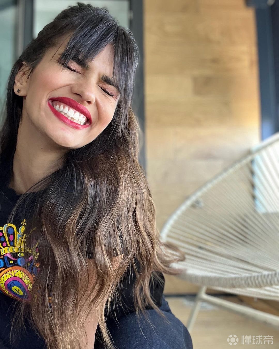 伊斯科女友个人社媒近期更新的美照她没有浓妆艳抹