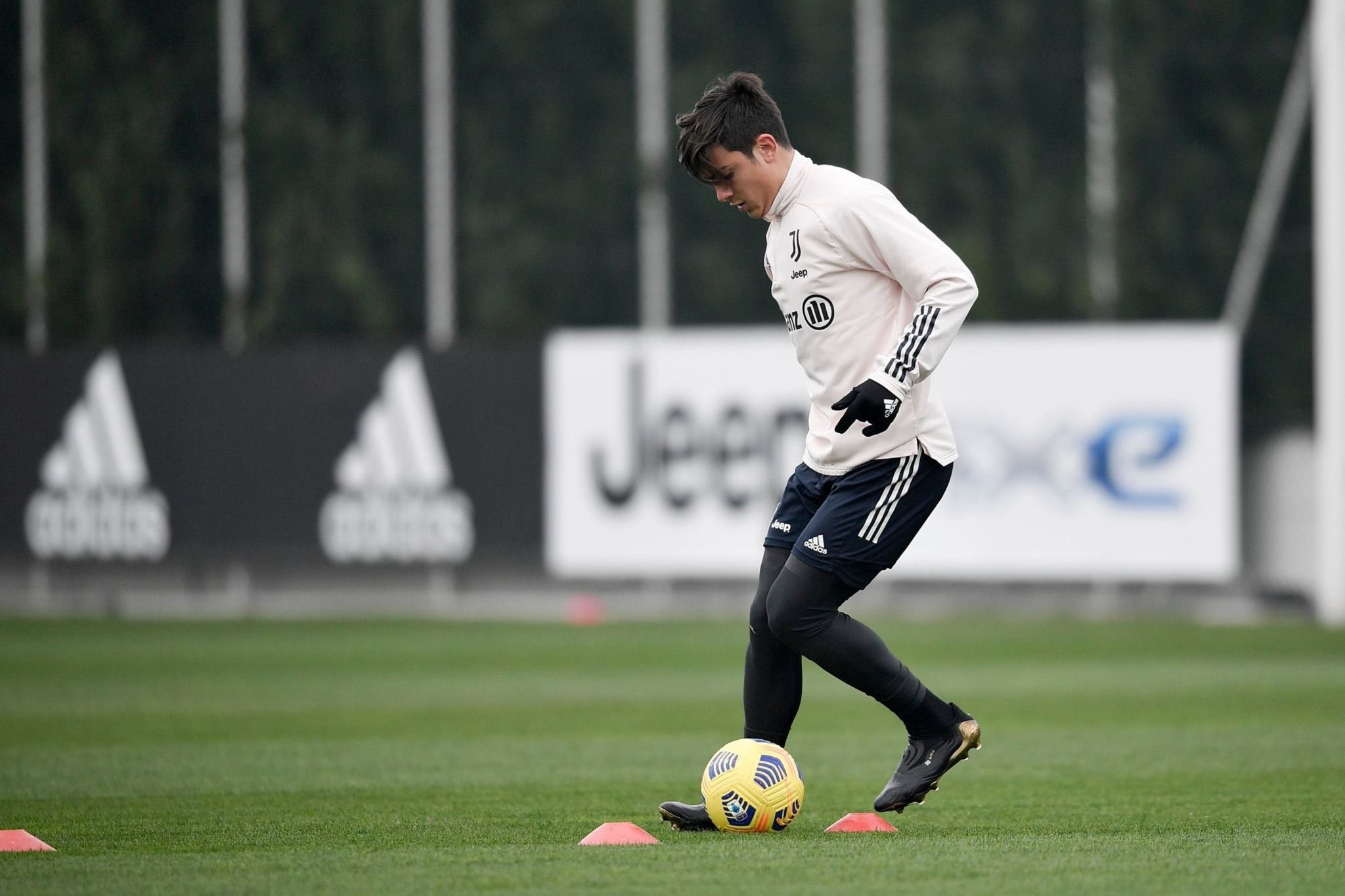 迪巴拉在尤文9月底与桑普的比赛中遭遇肌肉受伤,随后缺席了尤文各项