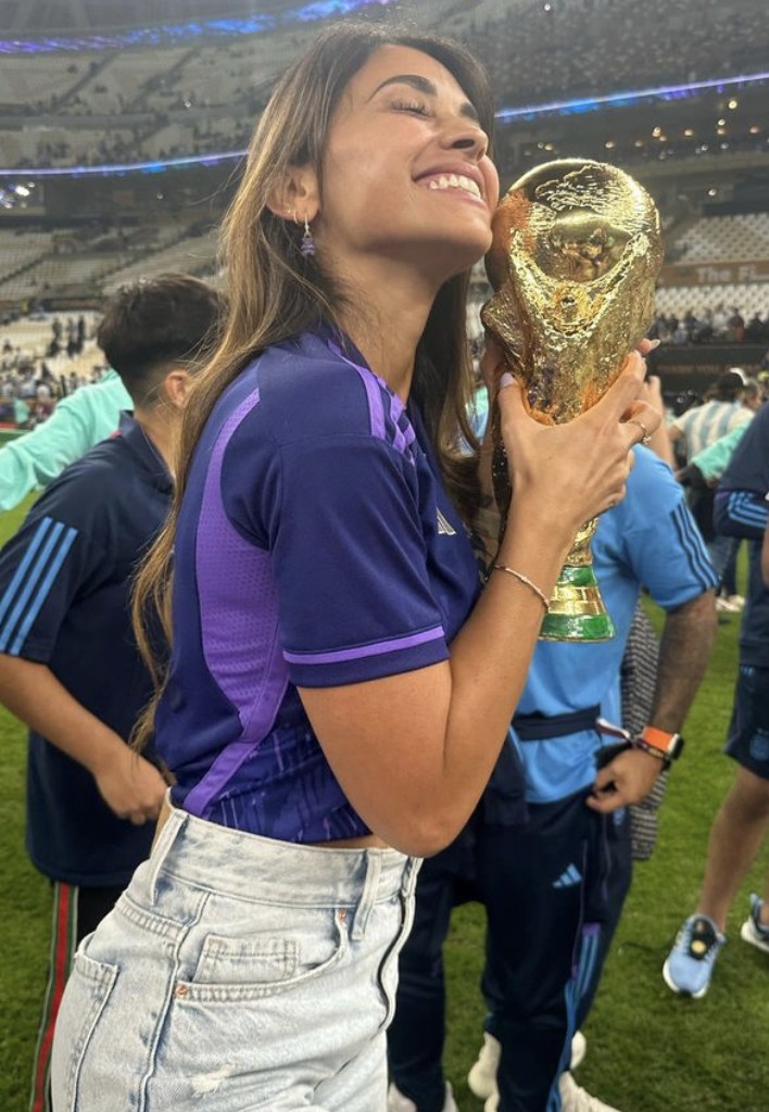 安东内拉晒与梅西合照我们为你感到自豪你终于做到了