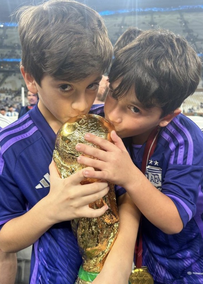 安东内拉晒与梅西合照我们为你感到自豪你终于做到了