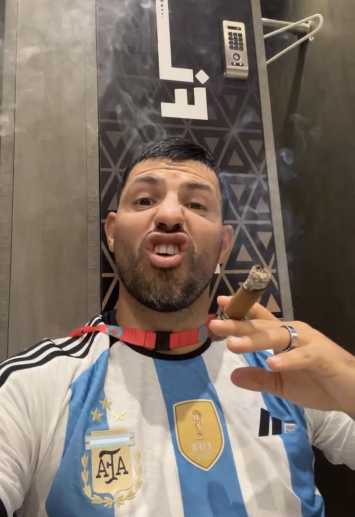 和球队一起庆祝的阿圭罗也对着镜头抽起了雪茄,表情相当潇洒.