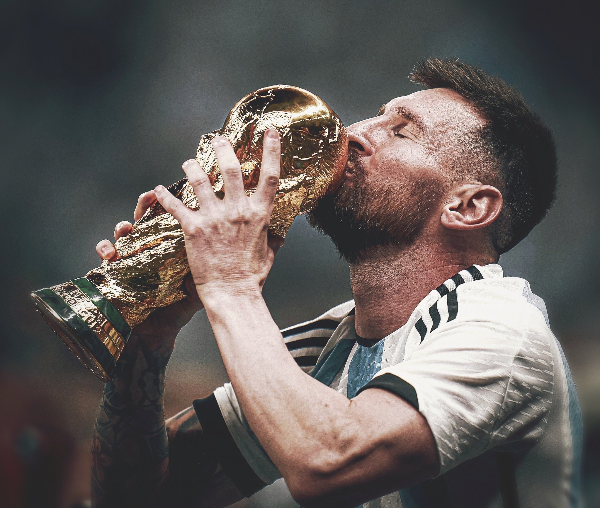 442:梅西举起世界杯照片中的奖杯居然是假的
