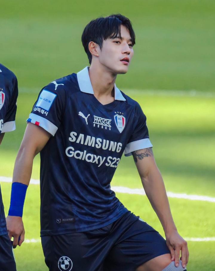 郑承源展示水原三星蓝翼本赛季的第三球衣
