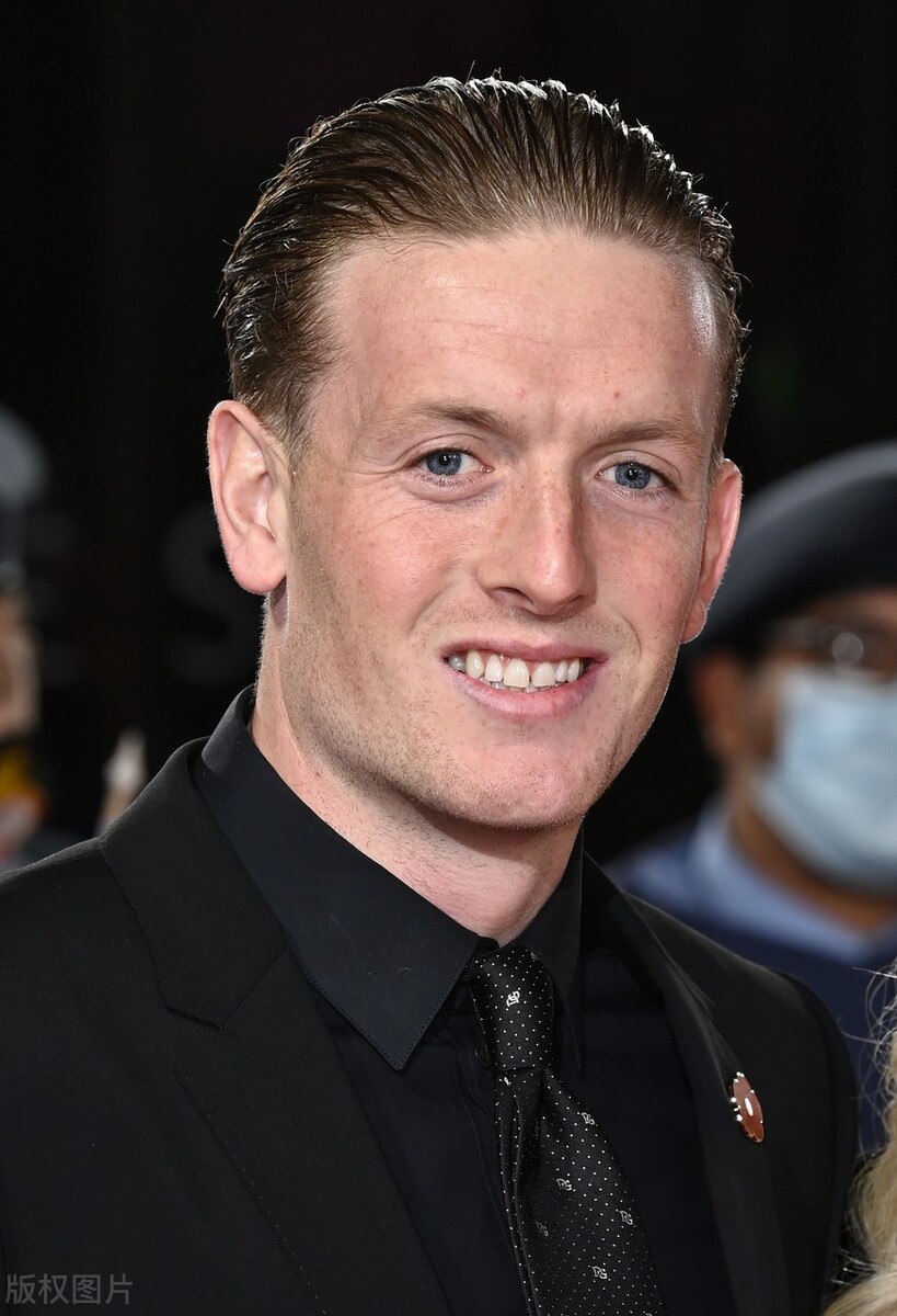 皮克福德西装革履美妻相伴帅气福气运气