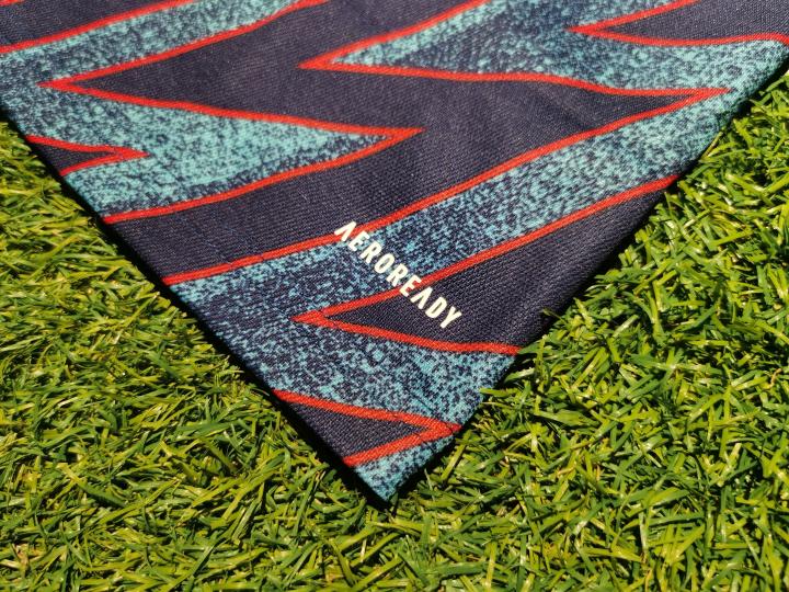 这件第二客场球衣同样采用 primegreen 运动表现型环