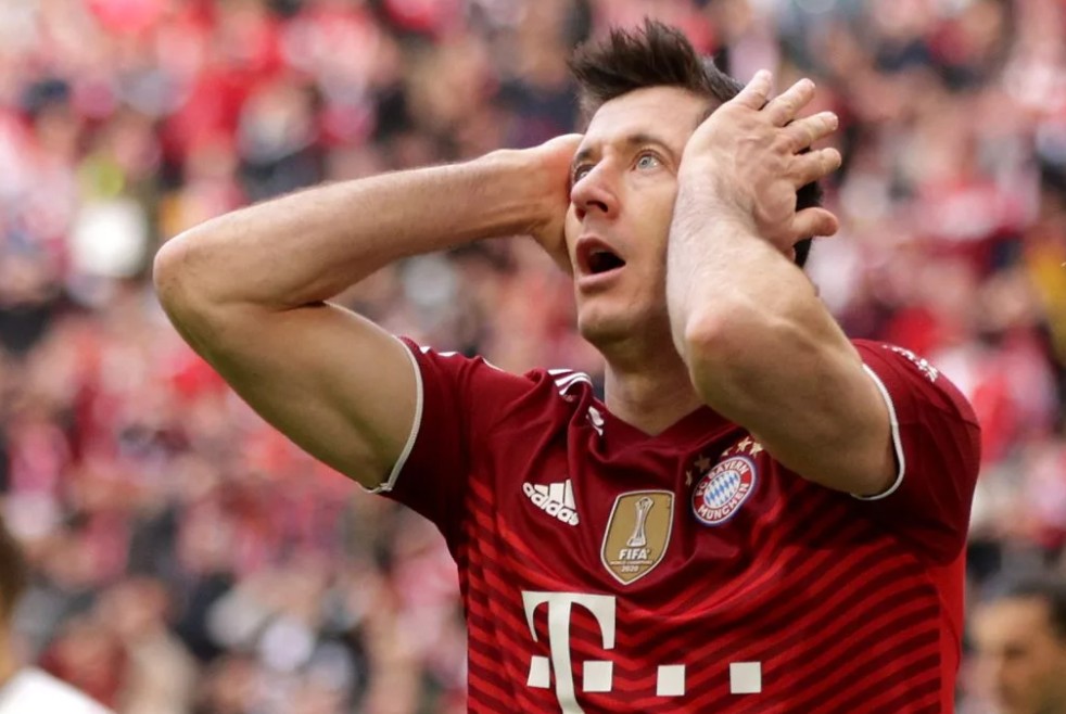 美中不足,莱万首次在欧冠赛场踢丢点球