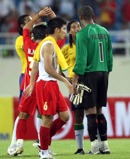 英超球队希望他能担任芬兰国门雅斯克莱宁的替补,不过由于劳工证等