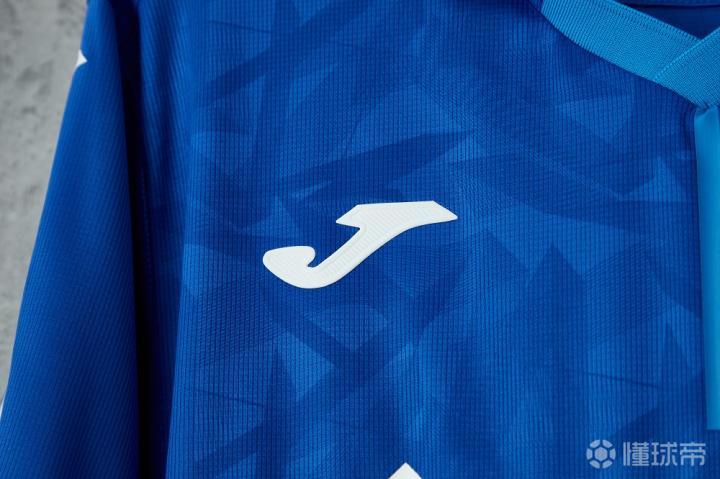 2122赛季赫塔菲全新主场球衣继承其标志性的蓝