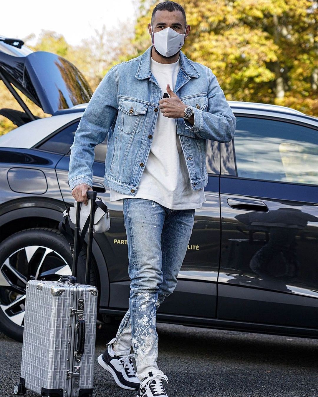 一身牛仔,本泽马晒抵达法国国家队报到照片