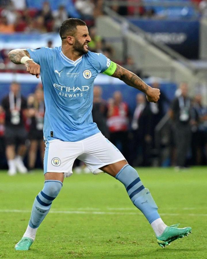 沃克捧杯照:超级杯冠军96|曼城|凯尔-沃克|懂球帝