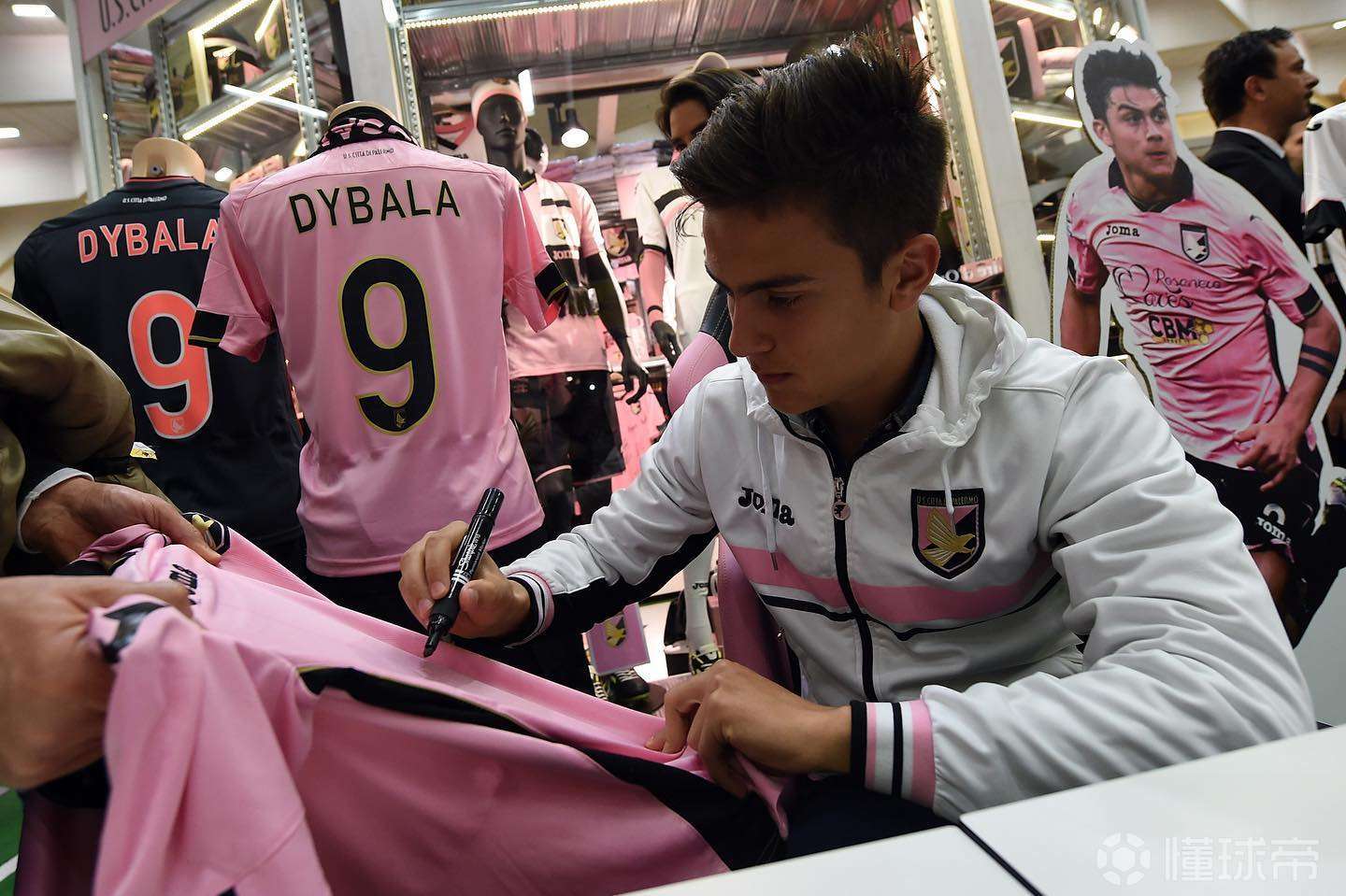 迪巴拉签名球衣与足球,已备好,下一站____?