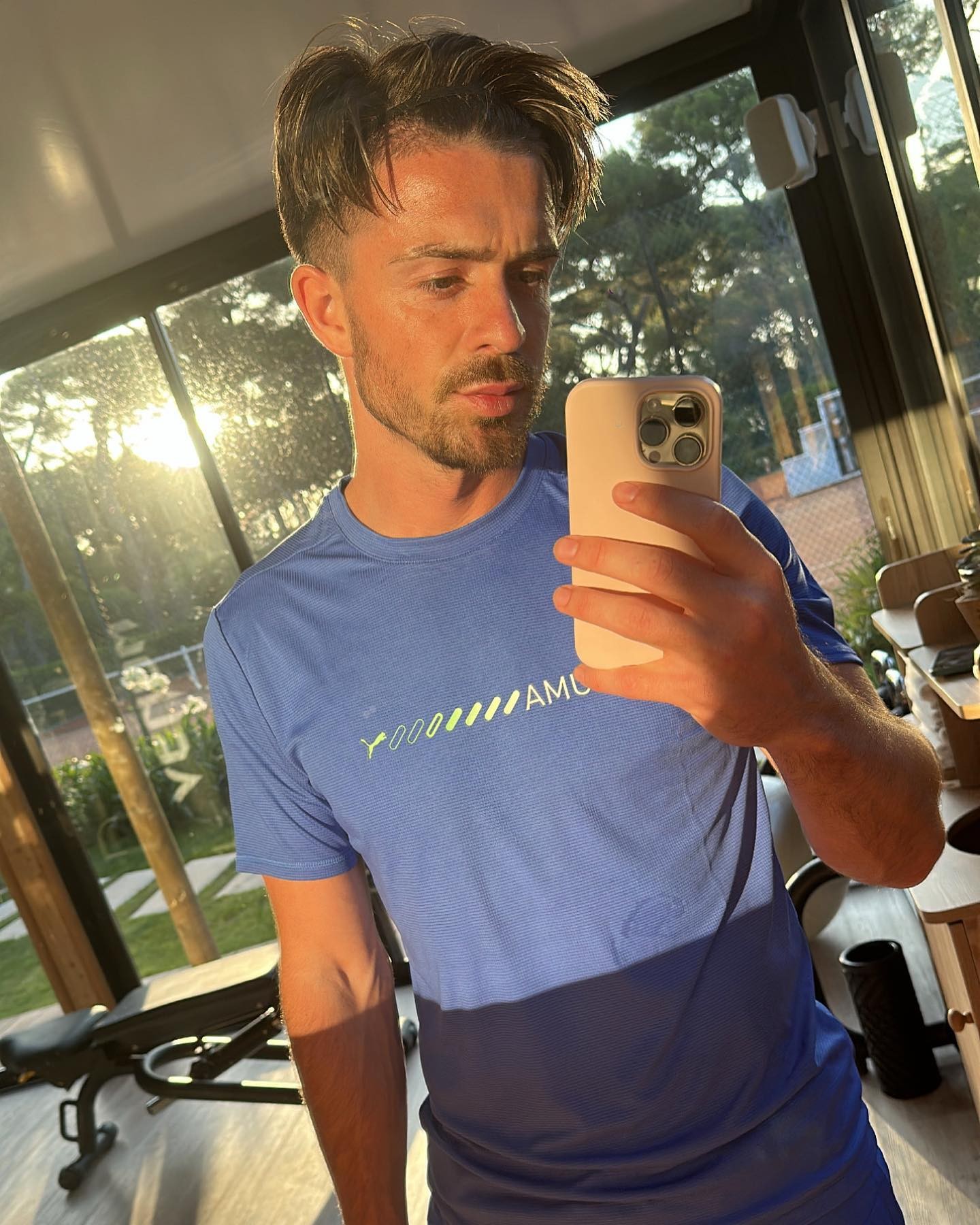 正在南法度假的格拉利什晒自拍照