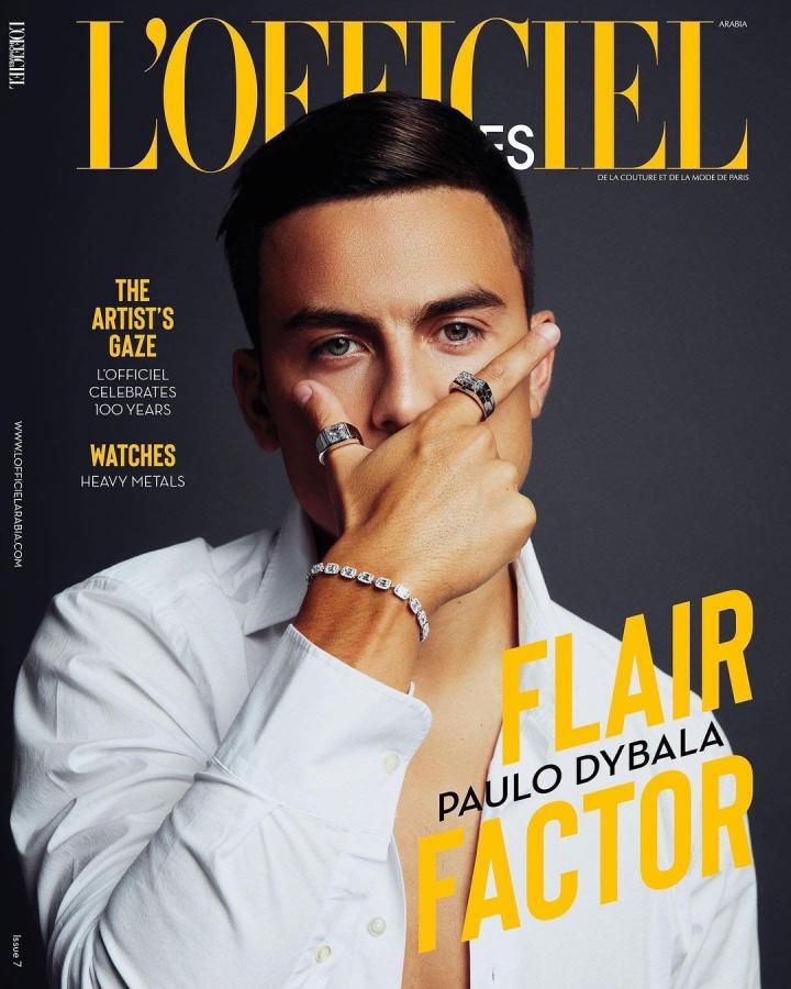 照片中,迪巴拉摆出了自己标志性的庆祝动作,他还拍摄了身着西装露出