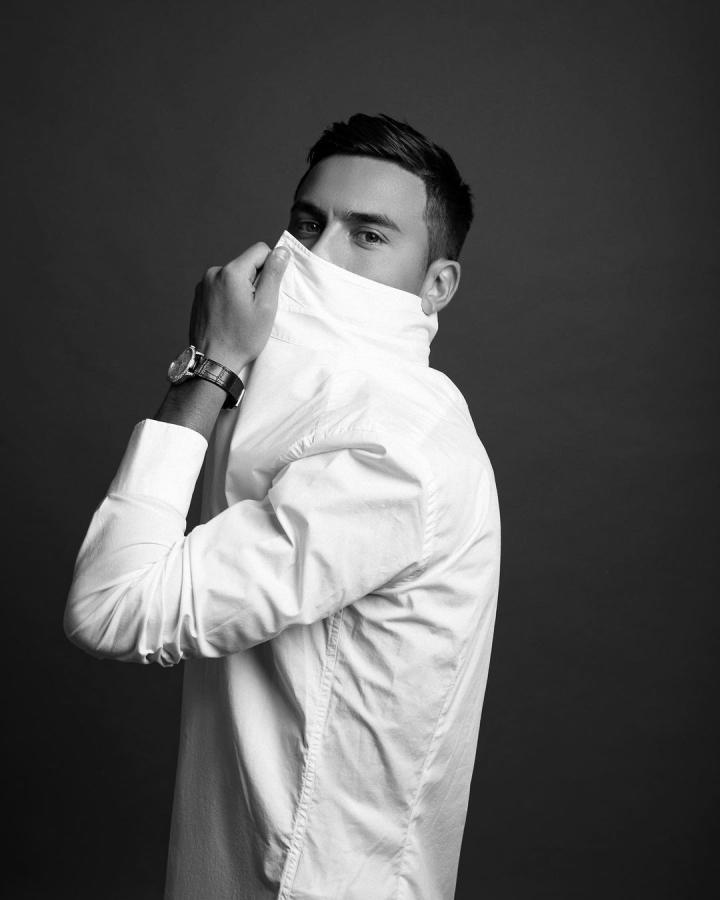 照片中,迪巴拉摆出了自己标志性的庆祝动作,他还拍摄了身着西装露出