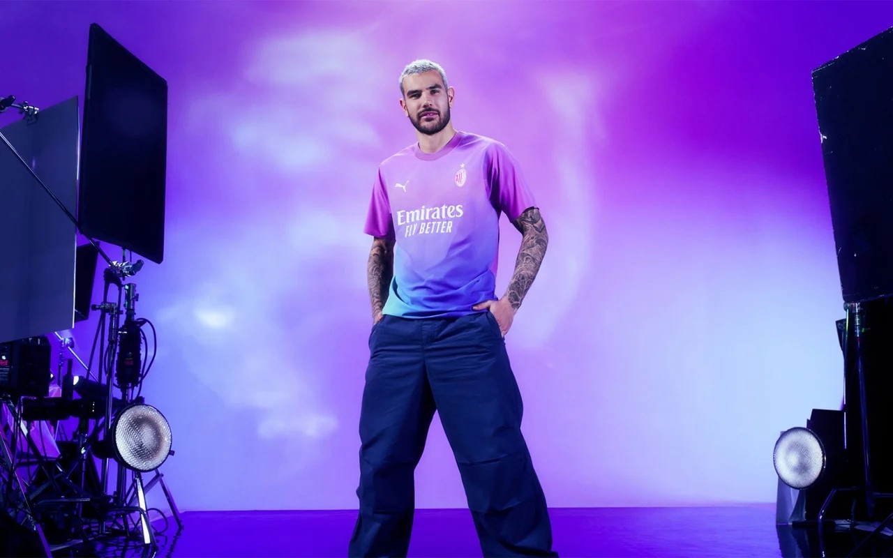 米兰官方发布新赛季第二客场球衣:粉蓝色渐变点缀单色队徽