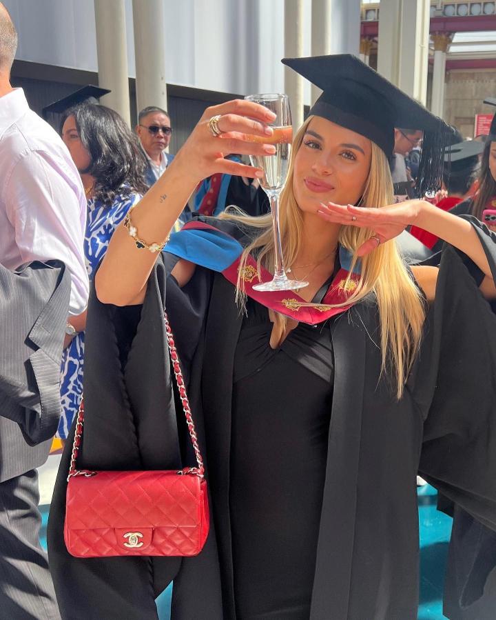瓜迪奥拉大女儿晒参加伦敦某时装与设计学院毕业典礼照片|曼城