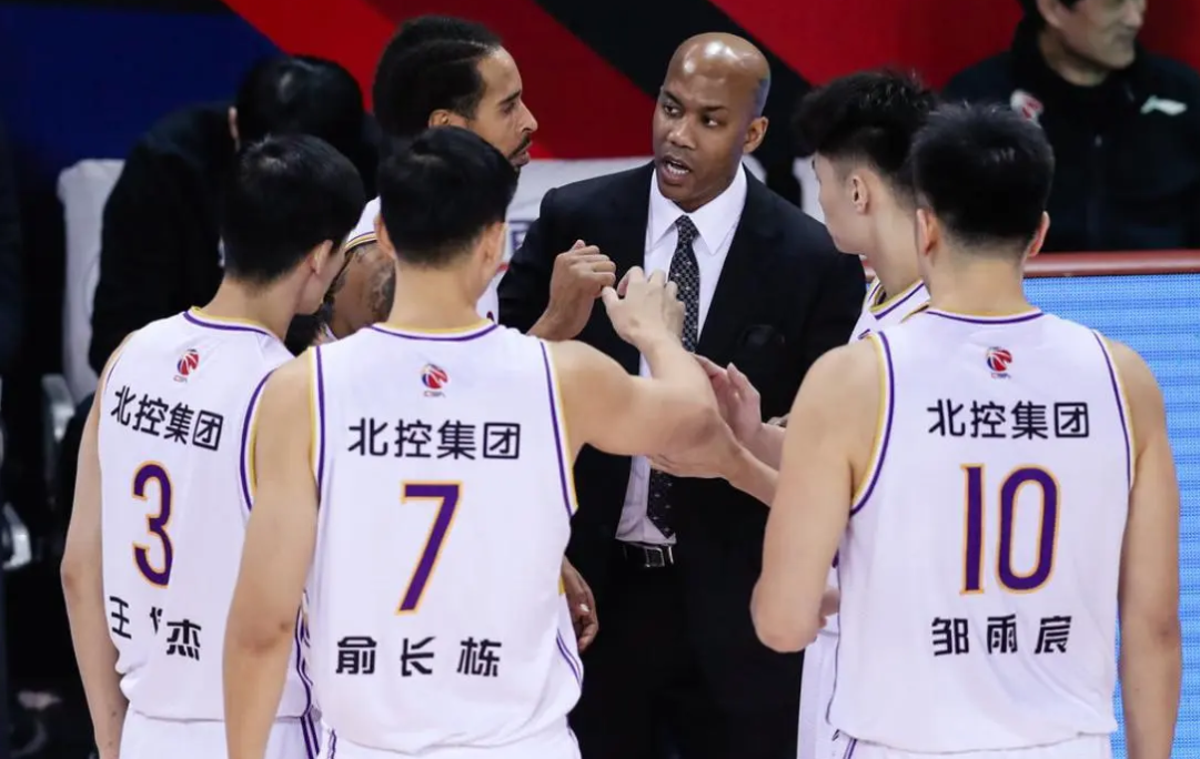 北控新外援终于到位曾是76人队一员首秀就打领头羊