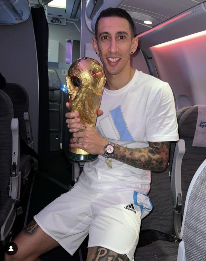 迪马利亚晒与大力神杯合照美好的一天