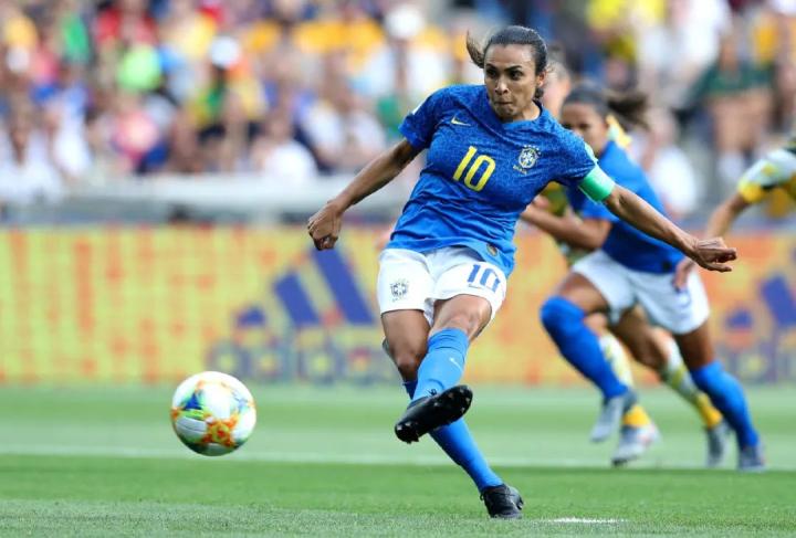 从2006年到2010年,玛塔连续5次当选"世界足球小姐"(后来在2018年又拿