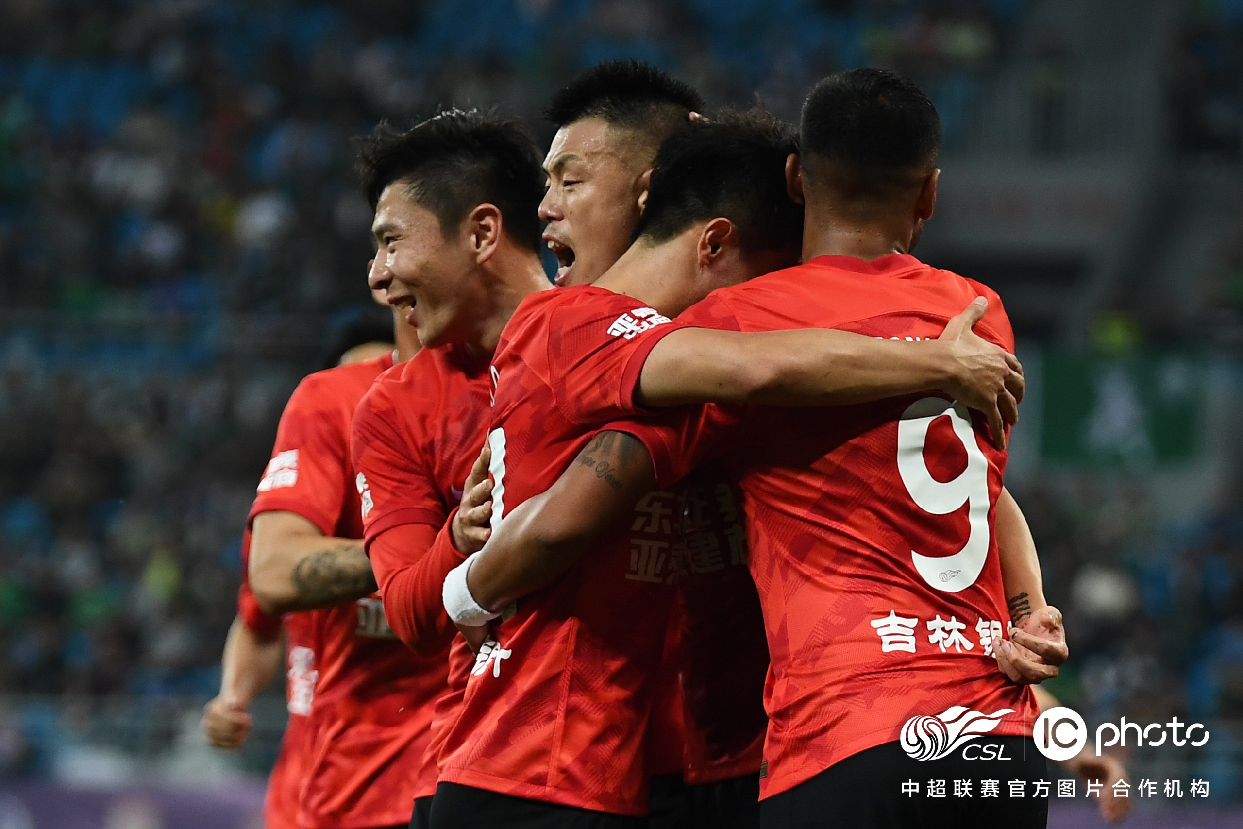 亚特体育携手国际品牌推出联名装备