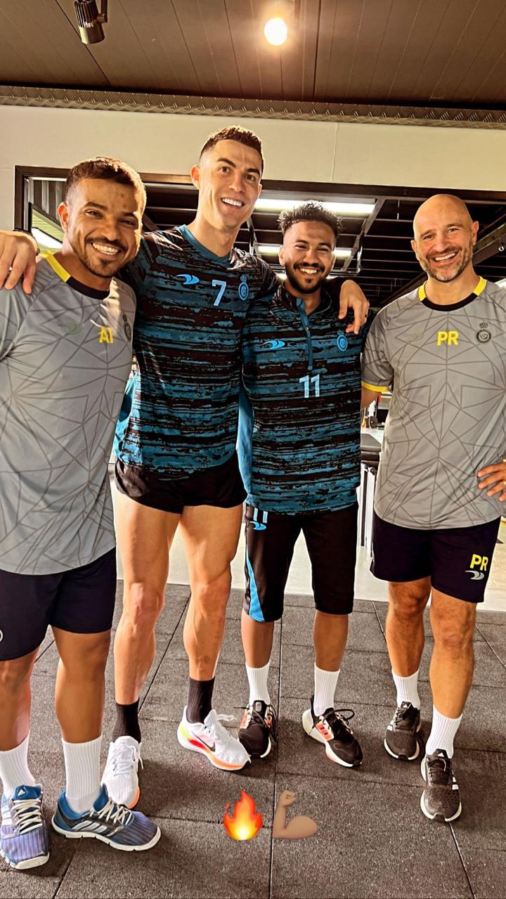 又是点赞手势c罗晒与队友合照很棒的健身训练课