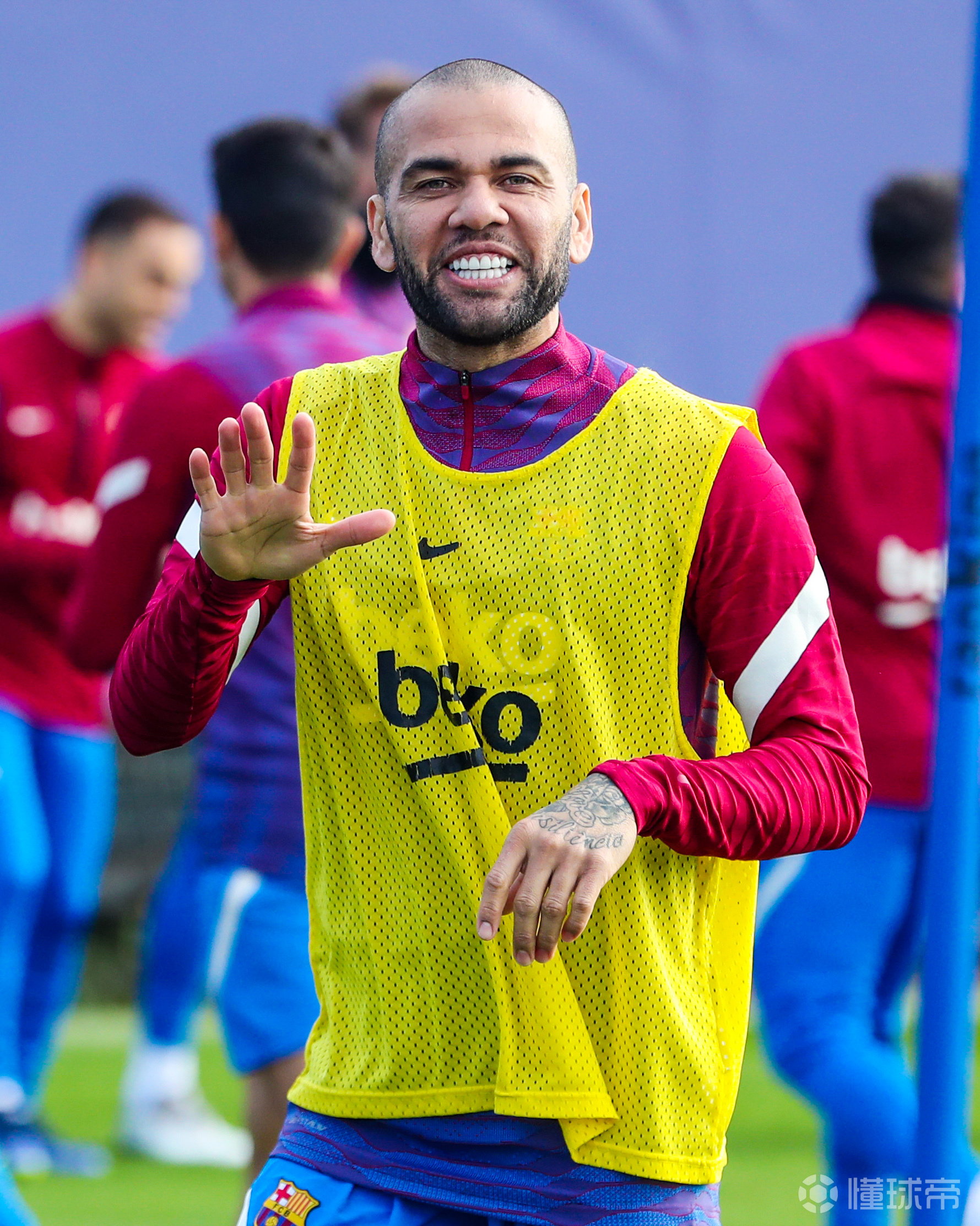 库蒂尼奥,阿尔维斯训练客串门将,这是要体验一下特