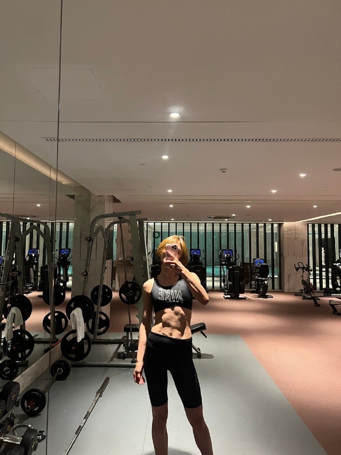 女足球员王飞晒出自己在健身房的照片