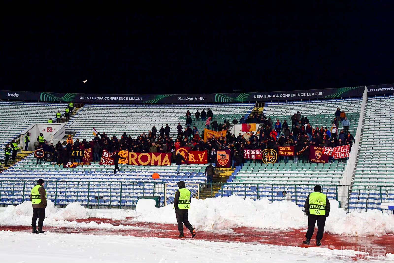 冰天雪地的保加利亚热情似火的罗马球迷棒棒哒