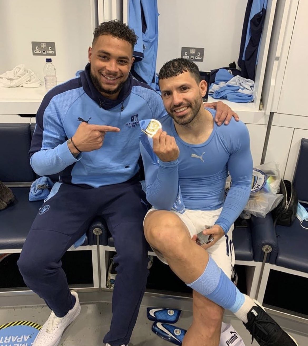 曼城门将斯特芬晒与阿圭罗合照传奇感谢你所做的一切