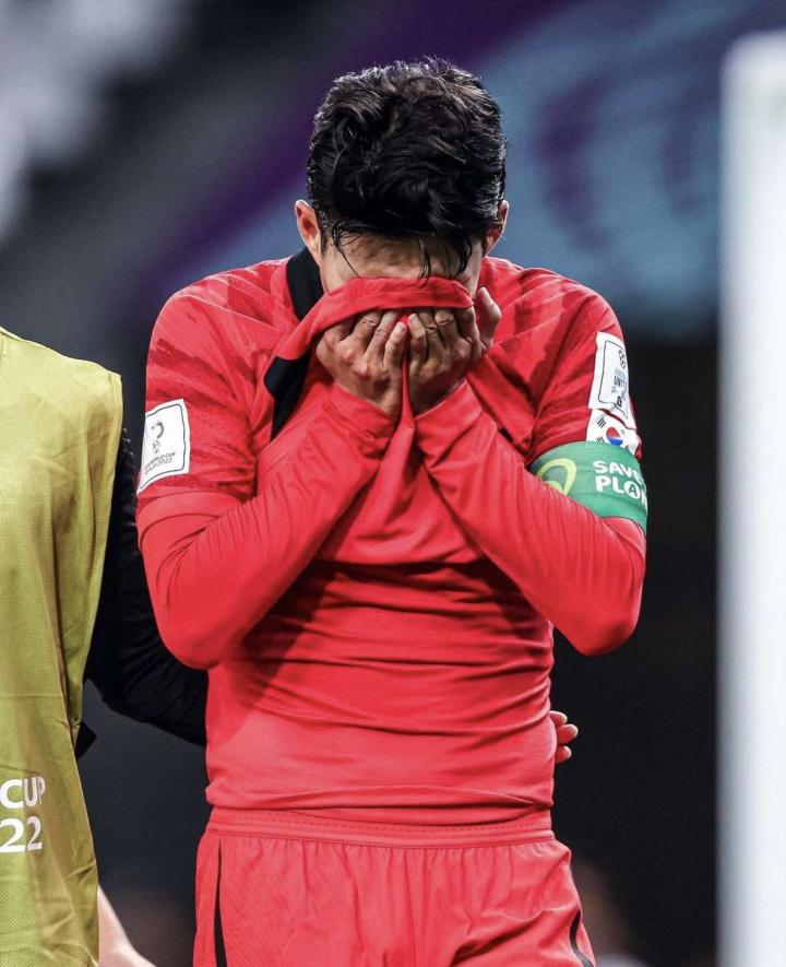 孙兴慜在输掉与加纳队的比赛后掩面哭泣