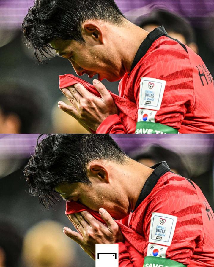 孙兴慜在输掉与加纳队的比赛后掩面哭泣