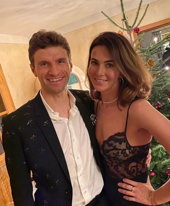 圣诞快乐穆勒和妻子丽莎开心过圣诞