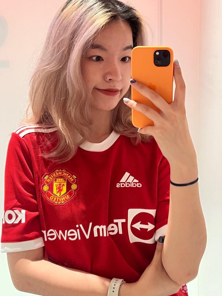 女球迷采访十年曼联女粉索帅找寻看台爵爷的画面让她泪目