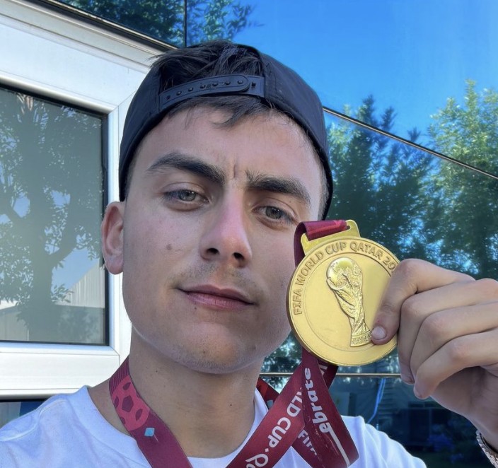 颜值担当迪巴拉晒拿金牌帅气自拍和与梅西等队友合影