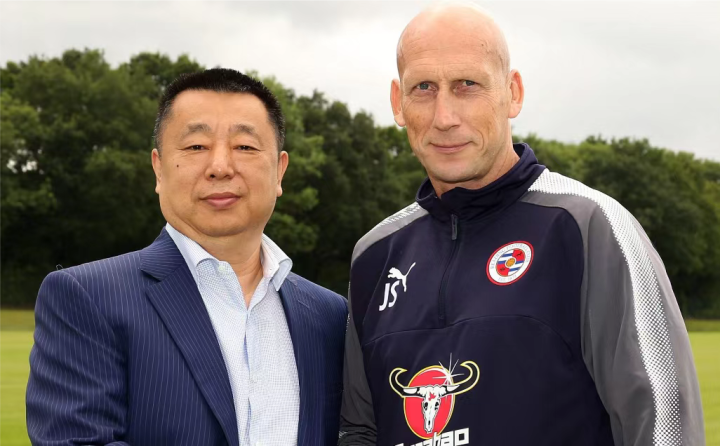 (图左为戴永革,图右为时任雷丁主教练,荷兰名宿斯塔姆)雷丁的球迷们对