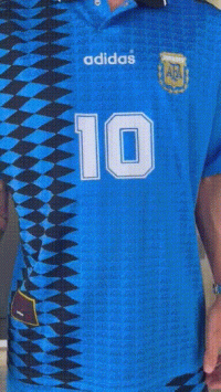 梅西在社媒晒出身穿1994年阿根廷国家队球衣的视...